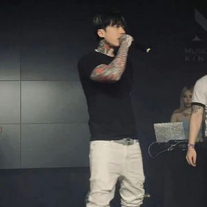 少司缘跪着玩弄翘臀呻吟
