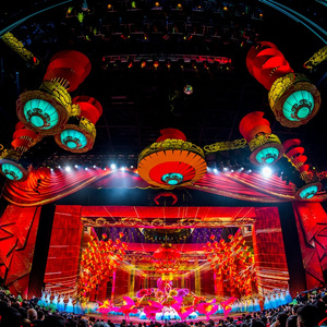 少司缘跪着玩弄翘臀呻吟
