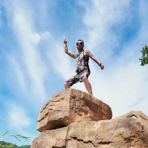 少司缘跪着玩弄翘臀呻吟
